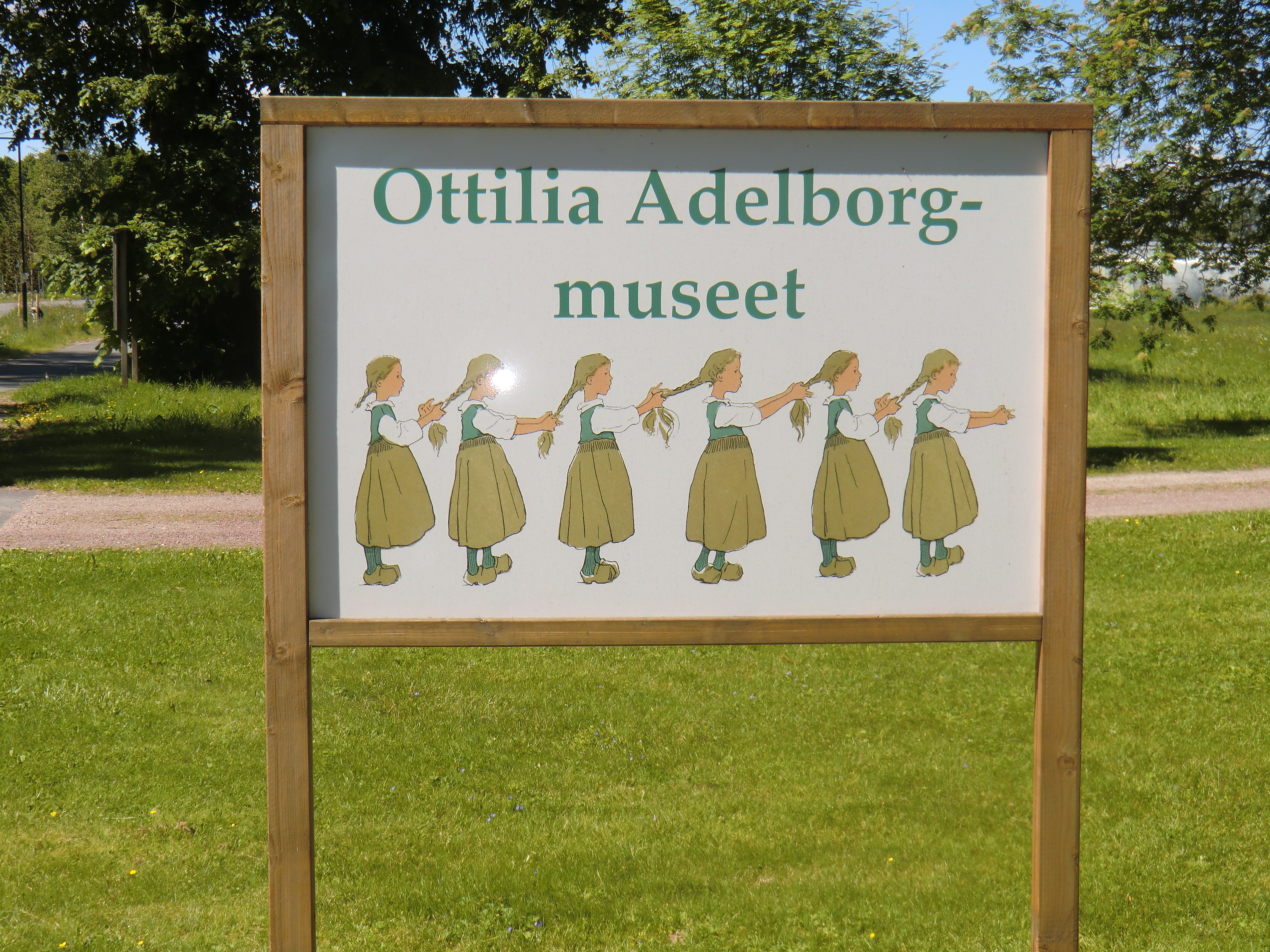 Skyllt vid Adelborgmus�et